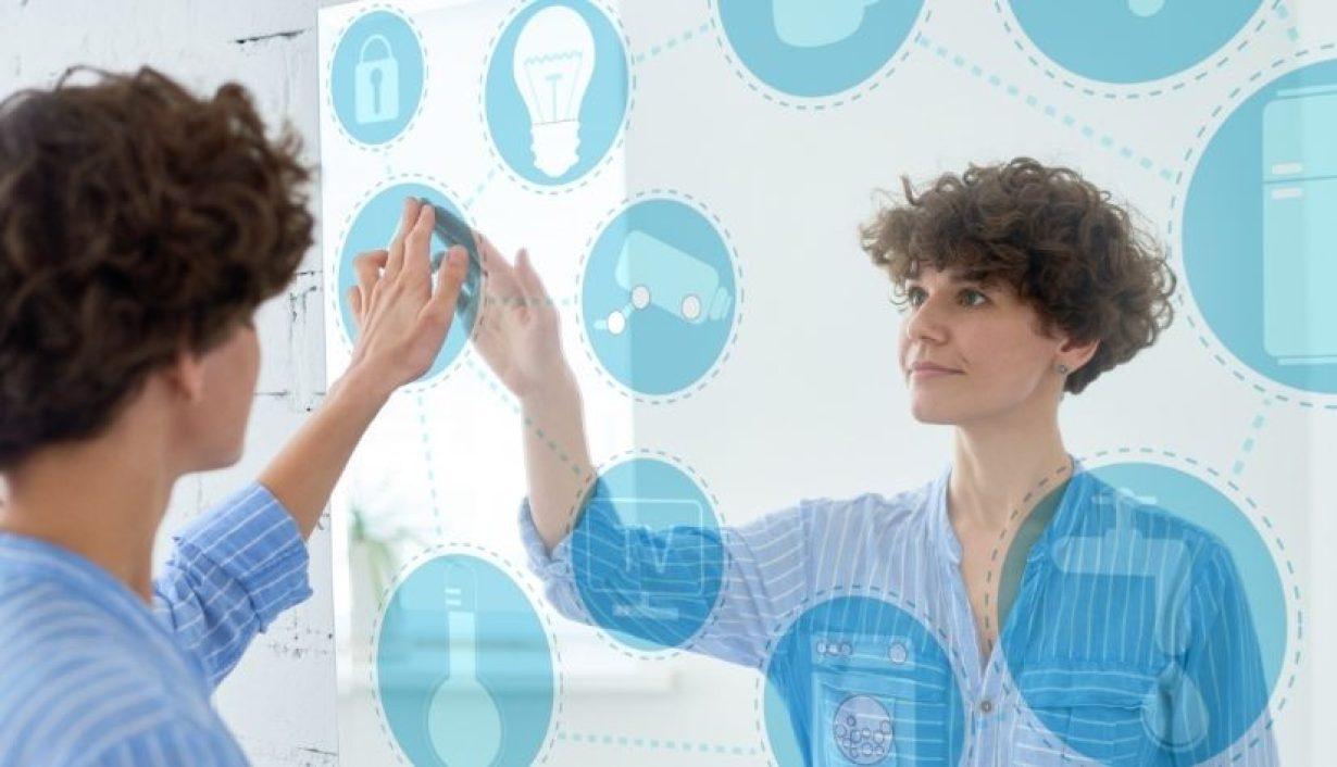 Interactive Magic Mirror RFID Solution For The Fashion Industry Interactive Magic Mirror: RFID Solution For The Fashion Industry